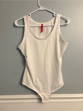 SPANX White Scoop-Neck Shaping Bodysuit Medium Sleeveless Thong Snap Closure